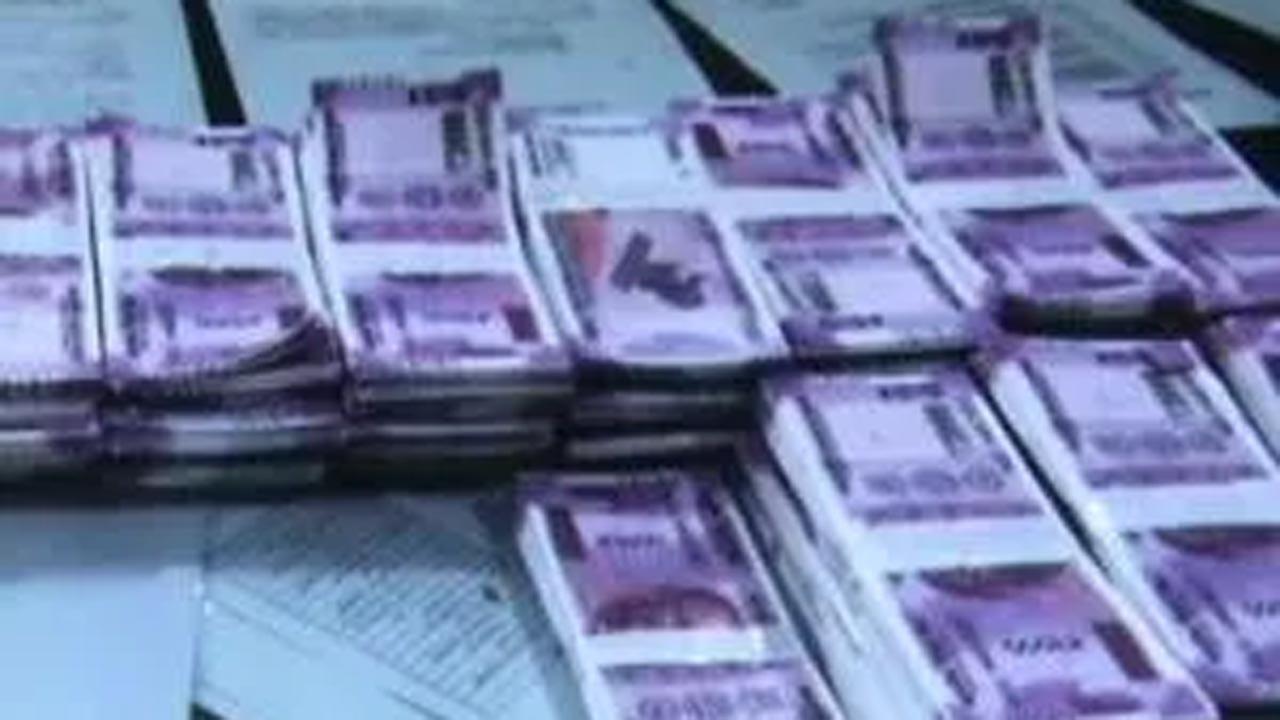 I-T dept seizes Rs 1 crore unaccounted cash from residence of AIADMK MLA's driver