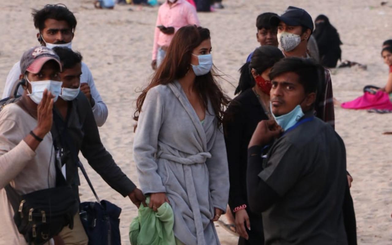 Disha Patani was snapped shooting for her upcoming film Ek Villain 2 along with John Abraham. The film is a sequel of the 2014-hit that originally starred Riteish Deshmukh and Sidharth Malhotra.