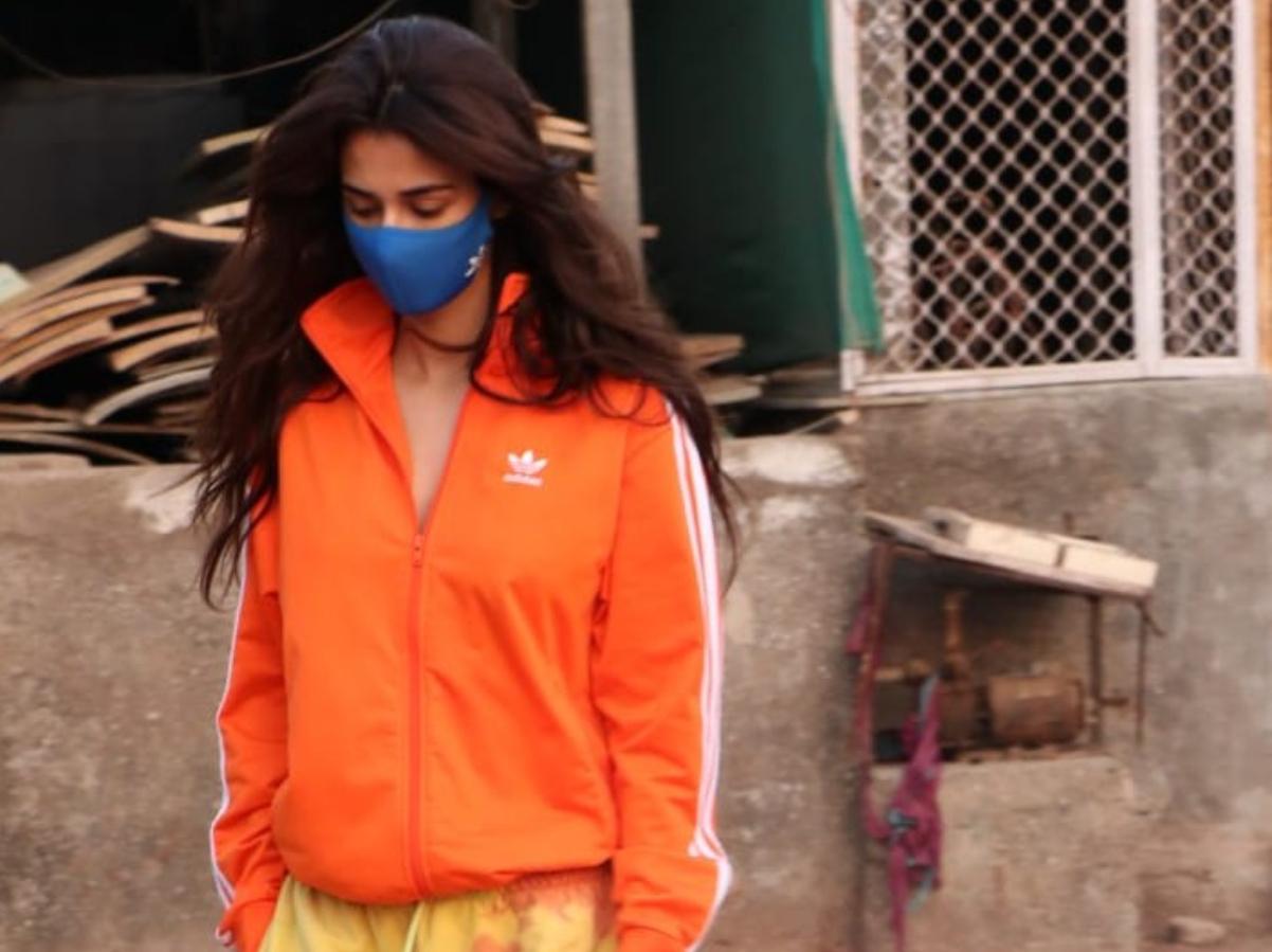Disha Patani was clicked in Juhu. The actress looked cute in her orange jacket and yellow pants. She wore a blue mask to prevent the spread of COVID-19.