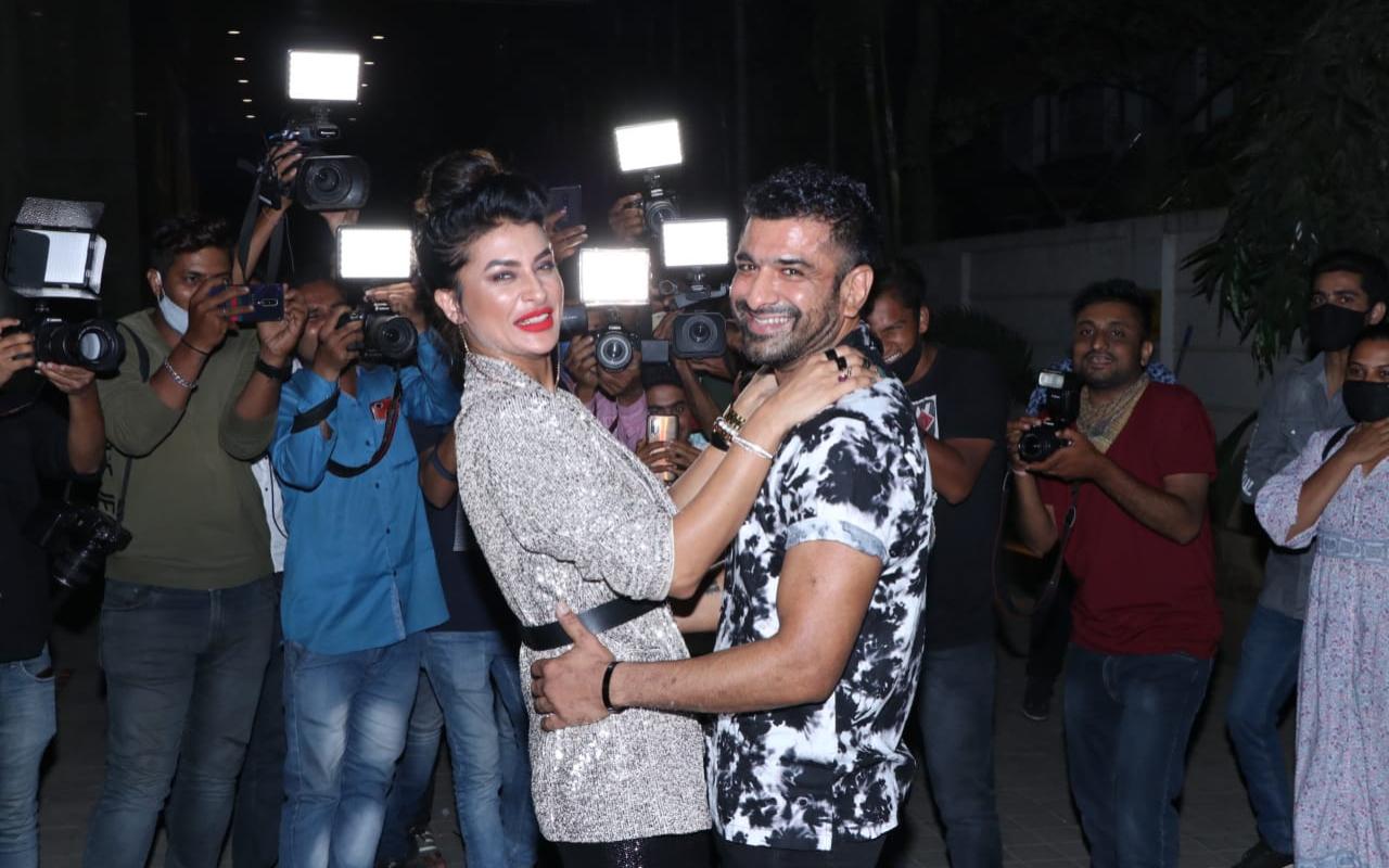Bigg Boss 14 couple Pavitra Punia and Eijaz Khan couldn’t stop themselves from expressing their love in front of the cameras. For the bash, Pavitra opted for a sequins pantsuit while Eijaz donned a white and black outfit.