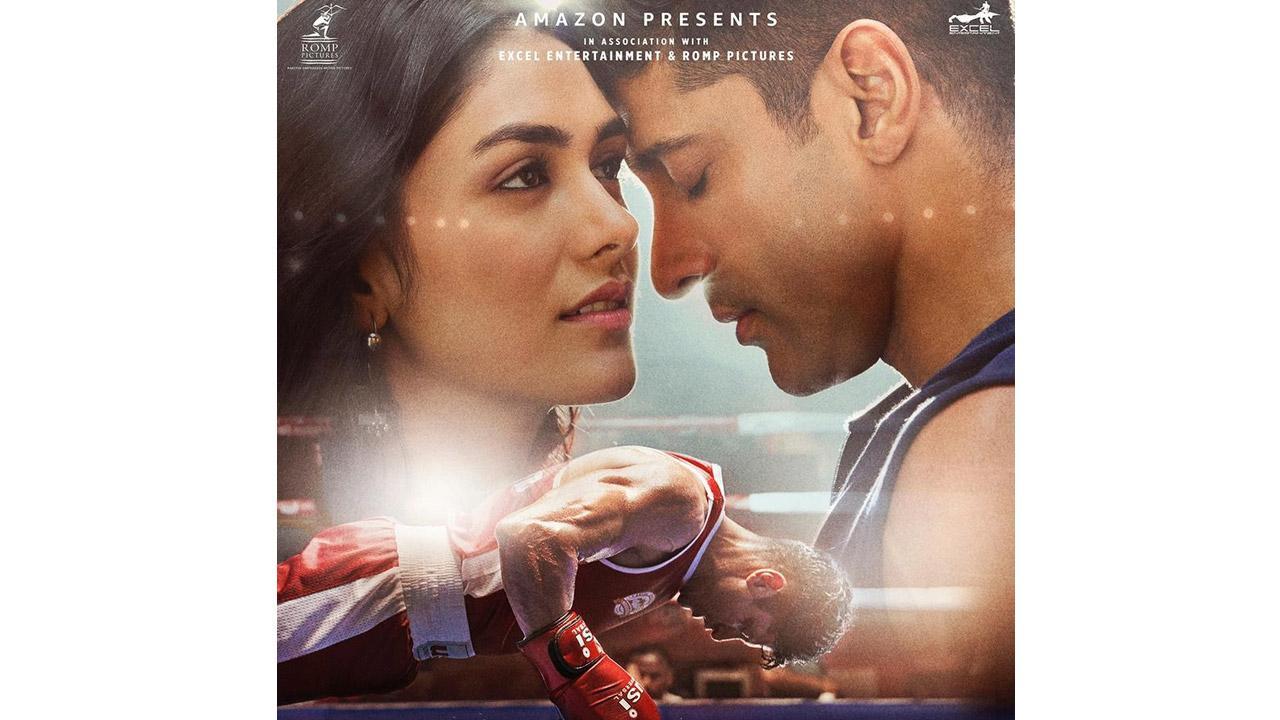 Toofaan: Catch a glimpse of Farhan Akhtar and Mrunal Thakur's chemistry in this new poster