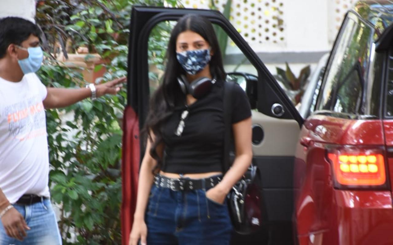 Shruti Haasan happily posed for the paparazzi in her black crop top and denims.