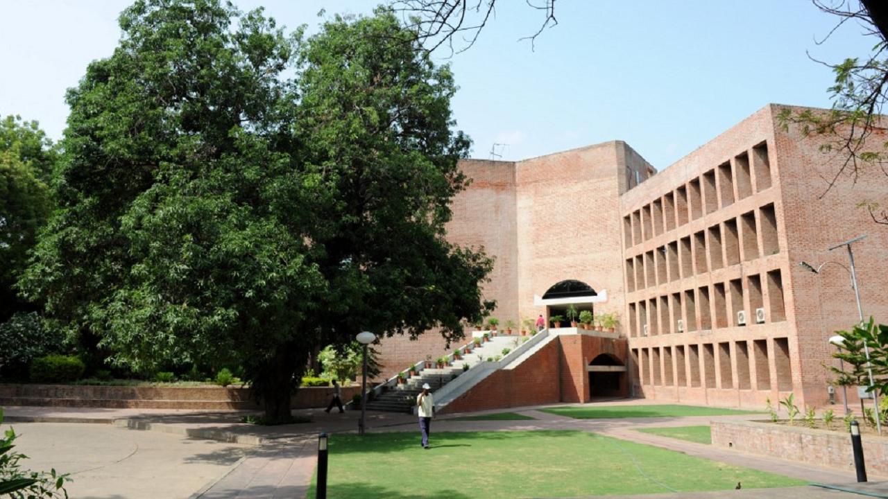 40 persons test COVID-19 positive at IIM Ahmedabad