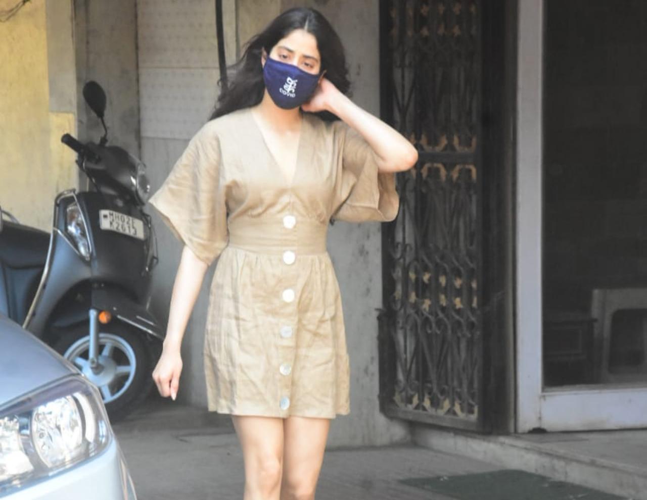 Janhvi Kapoor looked chic in her brown dress that showed off her toned legs. She kept her hair open and wore a blue mask to prevent the spread of COVID-19.
