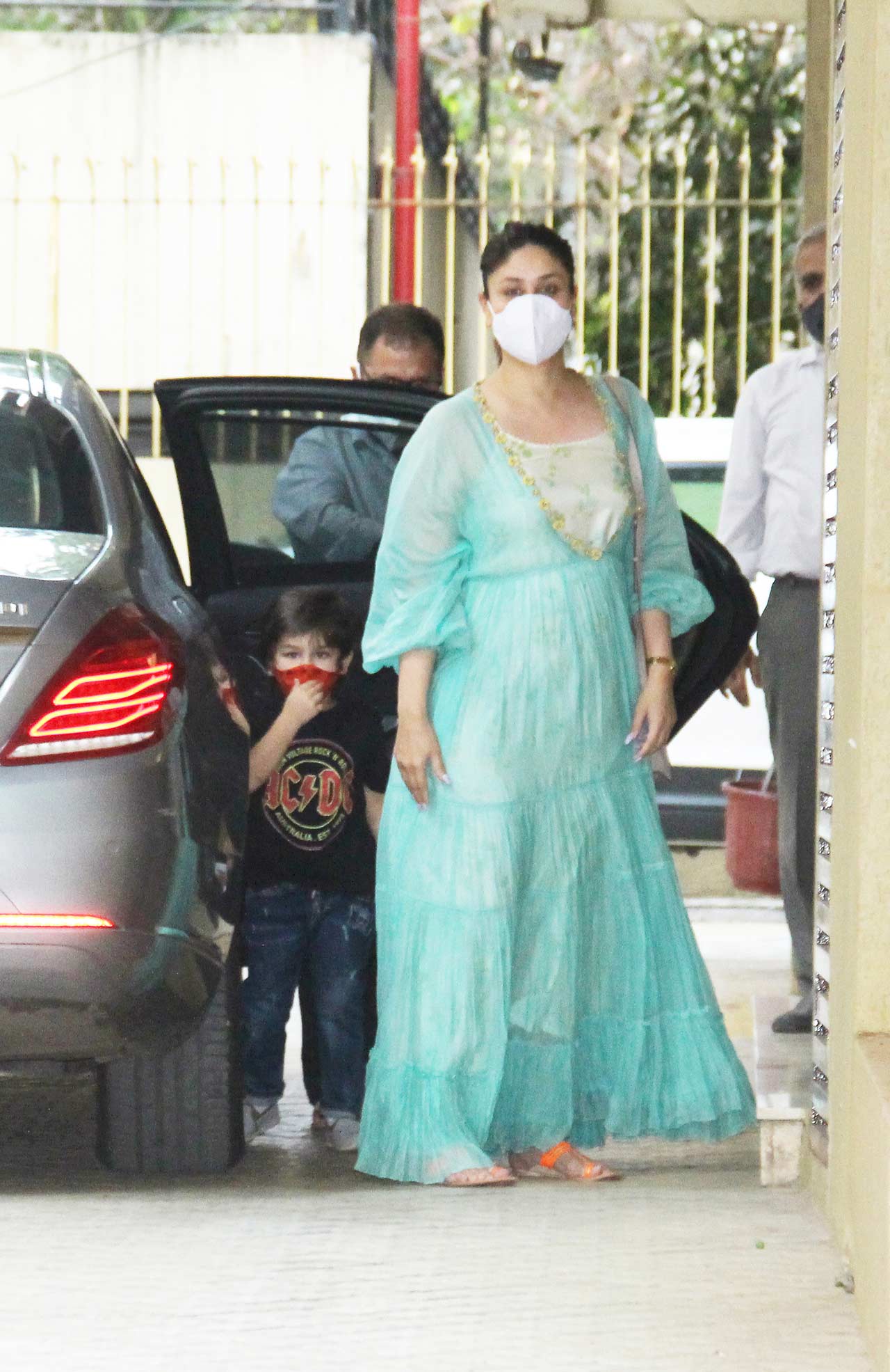 Kareena Kapoor Khan attended Sameira Kapoor's 16th birthday hosted at Kareena's residence in Bandra, Mumbai. The actress opted for a flowy blue dress as she attended the family celebration. All pictures/Yogen Shah
 