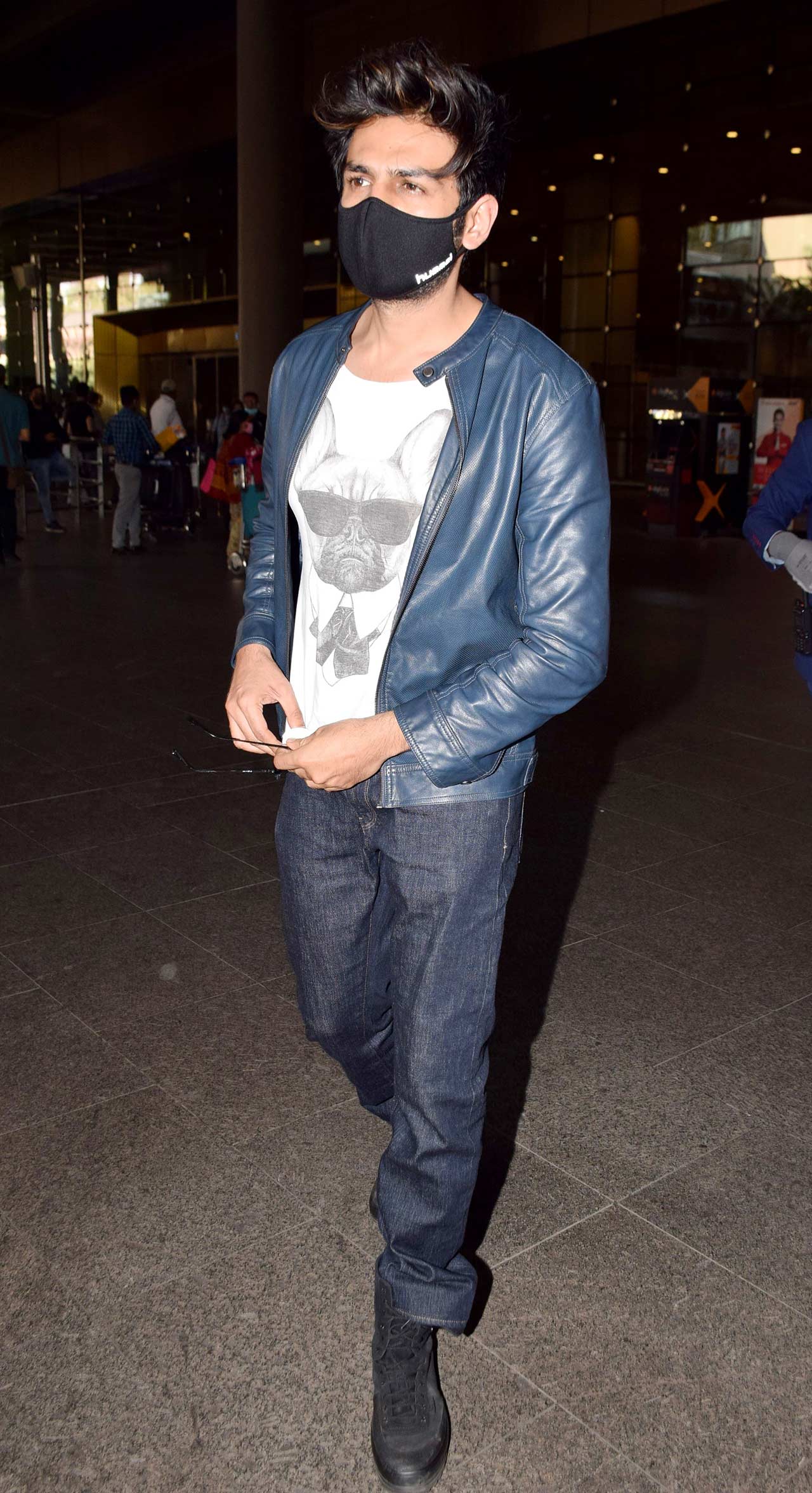 Kartik Aaryan, who released the teaser of his upcoming film Dhamaka, was also snapped at the airport. Speaking about the film gives an insight into the intense, gritty and solid character of a news anchor Arjun Pathak. Elevating the levels of anticipation, the teaser of Dhamaka offers further insight into the gripping story woven around a news anchor reporting a hard-hitting incident of a bomb-blast in realtime. The actor is already receiving some rave reviews.