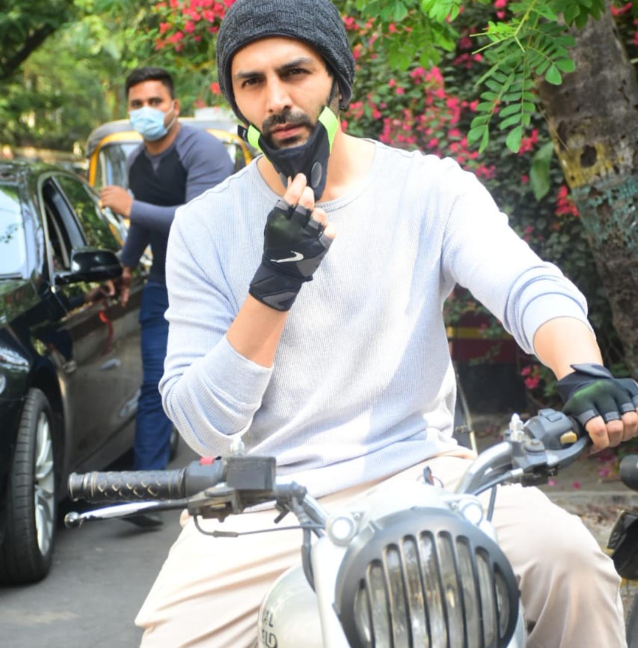 Kartik Aaryan was clicked enjoying his bike ride in Juhu. The actor, who will be soon seen in Dhamaka, Bhool Bhulaiya 2 and Dostana 2, opted for a white t-shirt and denim for the outing.