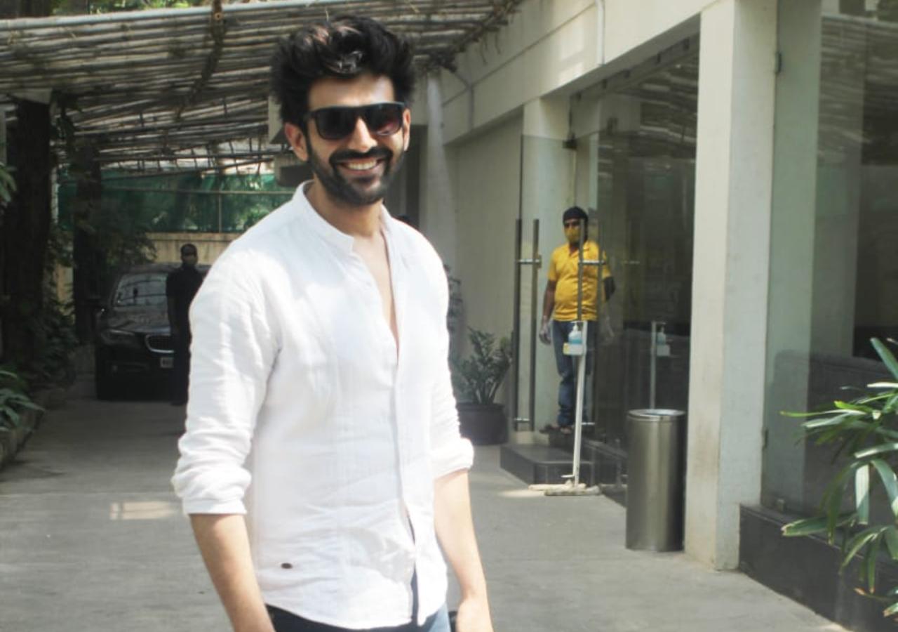 Kartik Aaryan was also clicked in the same suburb. The actor, who will be soon seen in Dhamaka, Bhool Bhulaiya 2 and Dostana 2, opted for a white shirt and denim for the outing.
