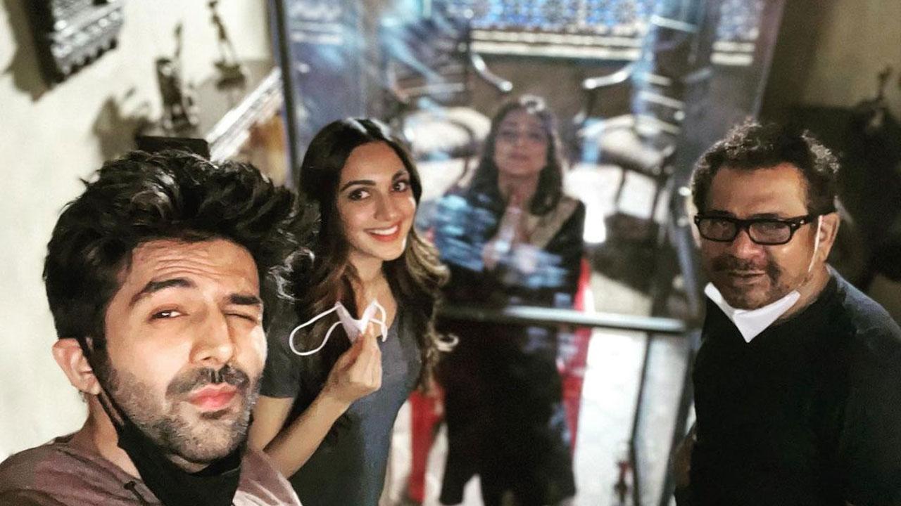 Kartik Aaryan welcomes Tabu back on the sets of Bhool Bhulaiyaa 2 with a quirky post