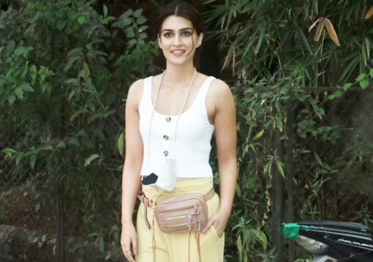 Kriti Sanon was snapped at Rohan Shrestha's studio in Juhu. The actress is a busy girl juggling several projects like Mimi, Hum Do Hamare Do, Bachchan Pandey, Bhediya and Adipurush.