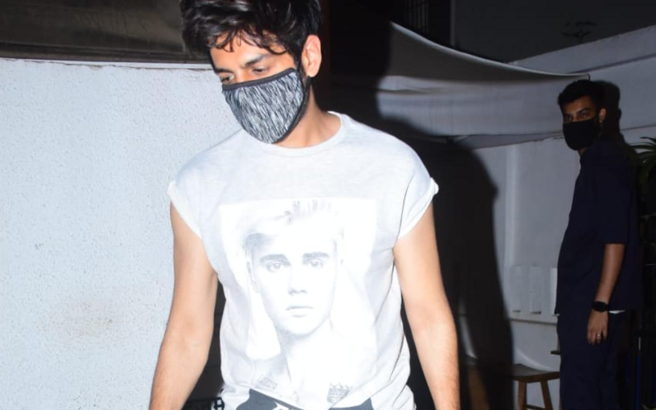 Kartik Aaryan showed off his muscles in his grey t-shirt and trousers as he was clicked in Bandra.