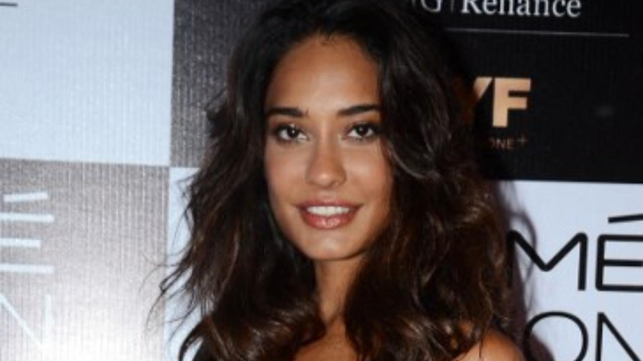 Inside Photo: Lisa Haydon stuns in a jumpsuit as she flaunts her baby bump