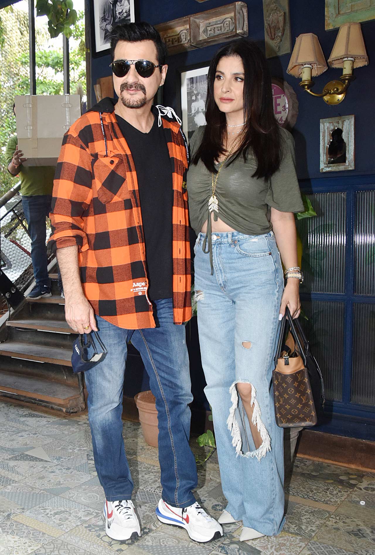 Maheep Kapoor and Sanjay Kapoor were also clicked along with Arjun Kapoor for Star Vs Food.