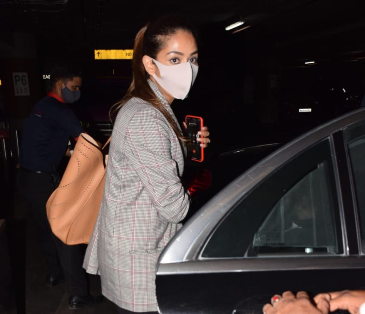 Shahid Kapoor's wife Mira Rajput Kapoor was also clicked at the airport. 