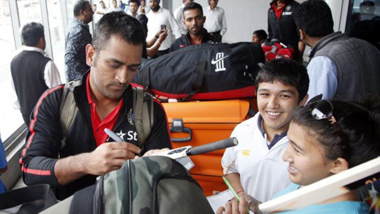 Crowd goes berserk to catch glimpse of MS Dhoni in Rajasthan