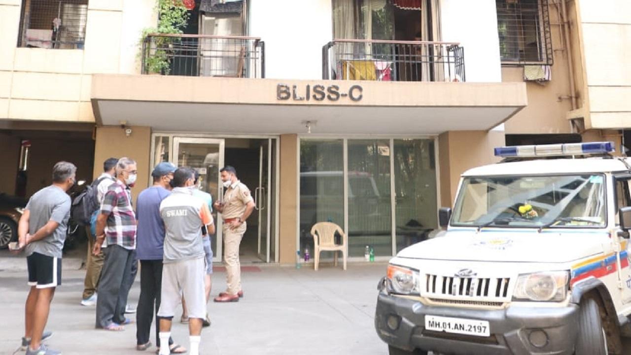 Mumbai: Man stabs father, grandfather to death; jumps off building in Mulund