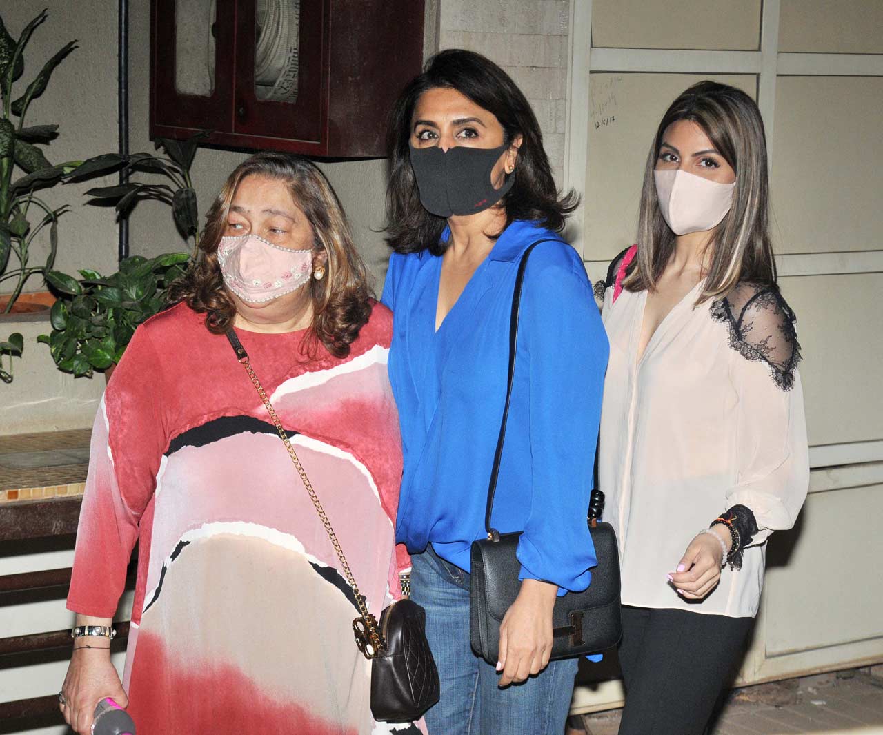 Reema Jain, Neetu Kapoor walked in together with Riddhima Kapoor Saini. The businesswoman is currently living in Mumbai with her mother.