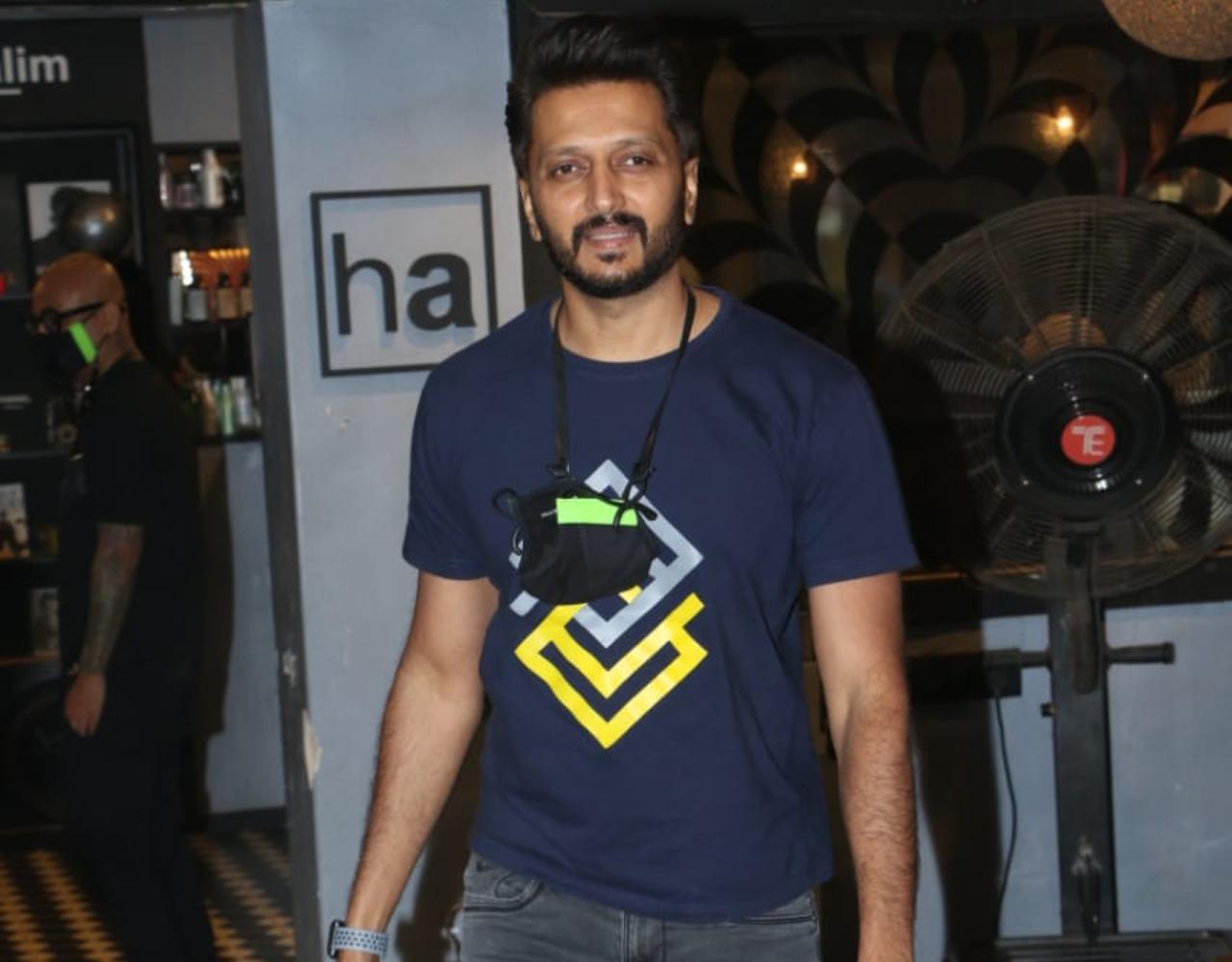 Riteish Deshmukh was also clicked in Bandra. Last seen in Baaghi 3 opposite Tiger Shroff and Shraddha Kapoor, the actor will be next seen in Bachchan Pandey opposite Akshay Kumar and Kriti Sanon.