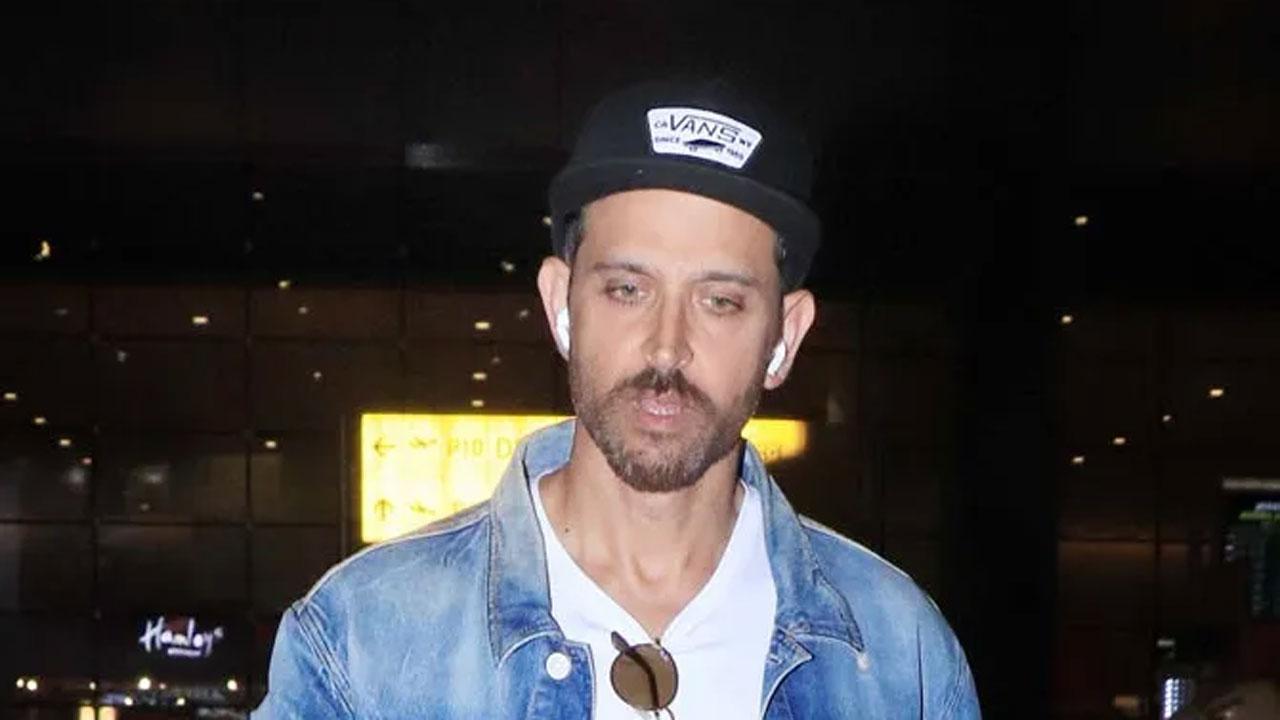 Hrithik Roshan engages in a fun banter with fans over Samosas