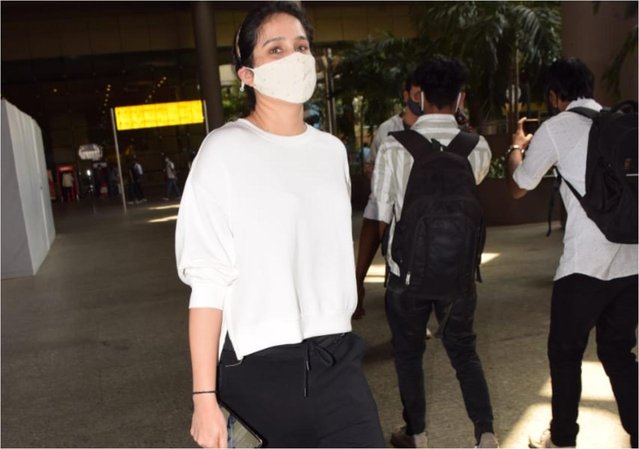 Popular dancer Sapna Choudhary was all smiles for the photographers as she was clicked at the airport.