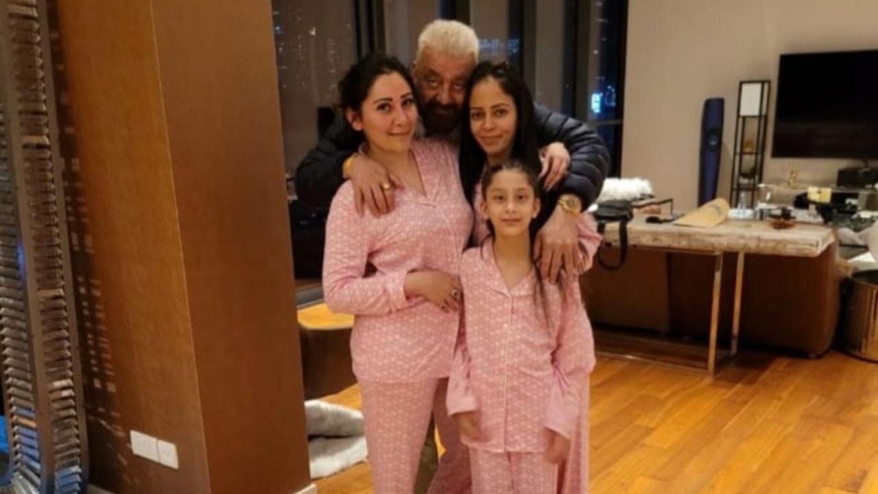 See photo: Sanjay Dutt spends quality time with Maanayata and Iqra