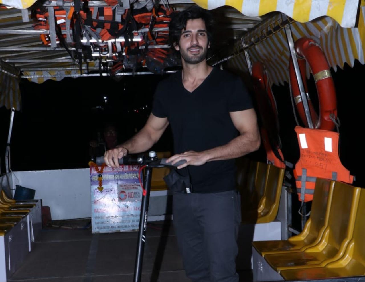 Aditya Seal, who was last seen romancing Indoo Ki Jawani opposite Kiara Advani was also clicked at Versova Jetty.