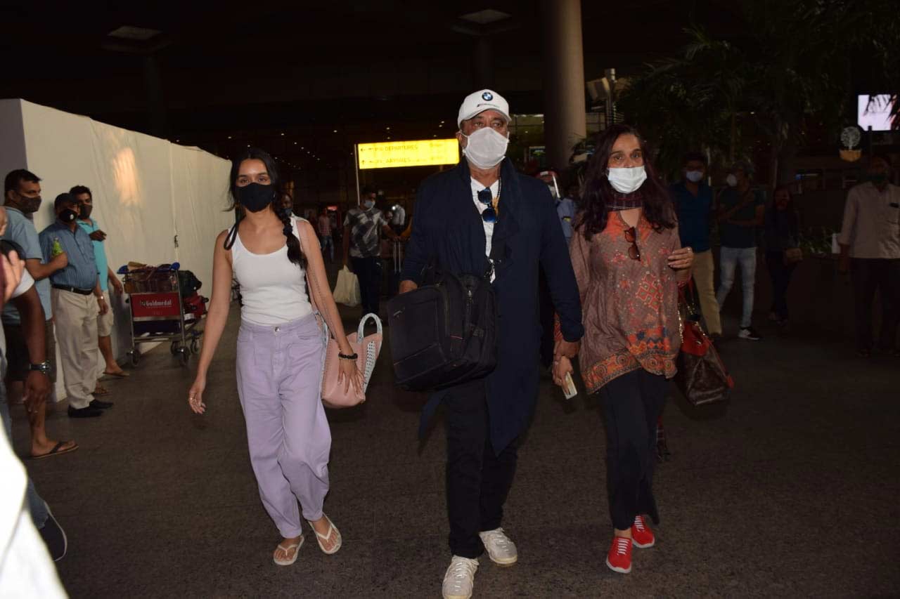 Shraddha Kapoor with papa Shakti Kapoor and mom Shivangi at the Mumbai airport.