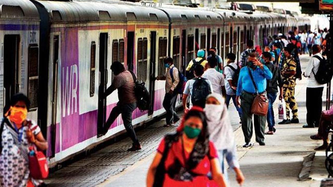Mumbai Crime: Commuter throws stone at constable from train, he suffers chest injury
