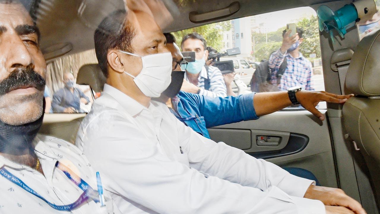 SUV bomb scare case: Sachin Waze refusing to reveal names, claiming all the blame, say NIA sources