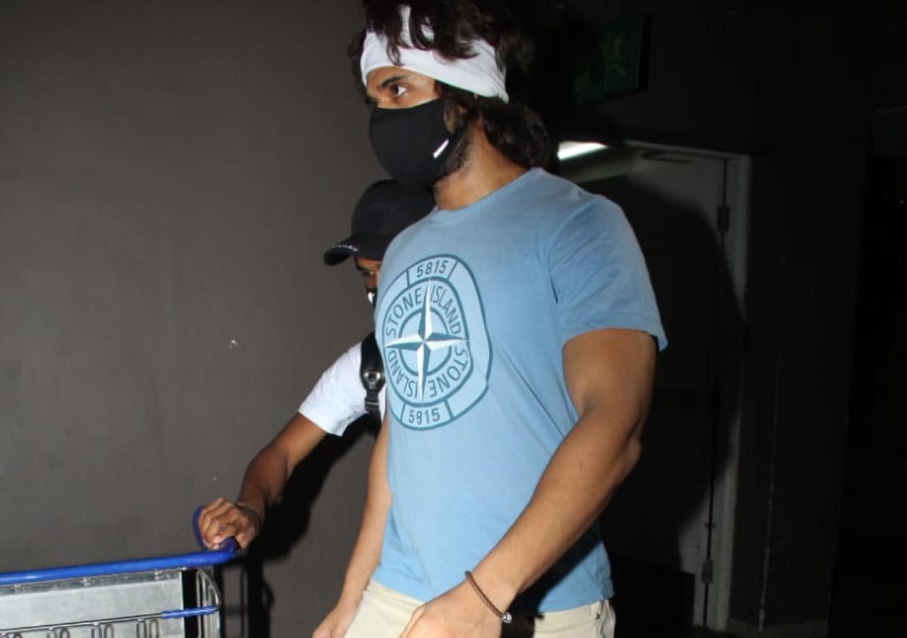 South star Vijay Deverakonda was clicked at the airport. The actor was in his rugged look, as usual, sporting a blue t-shirt and shorts.