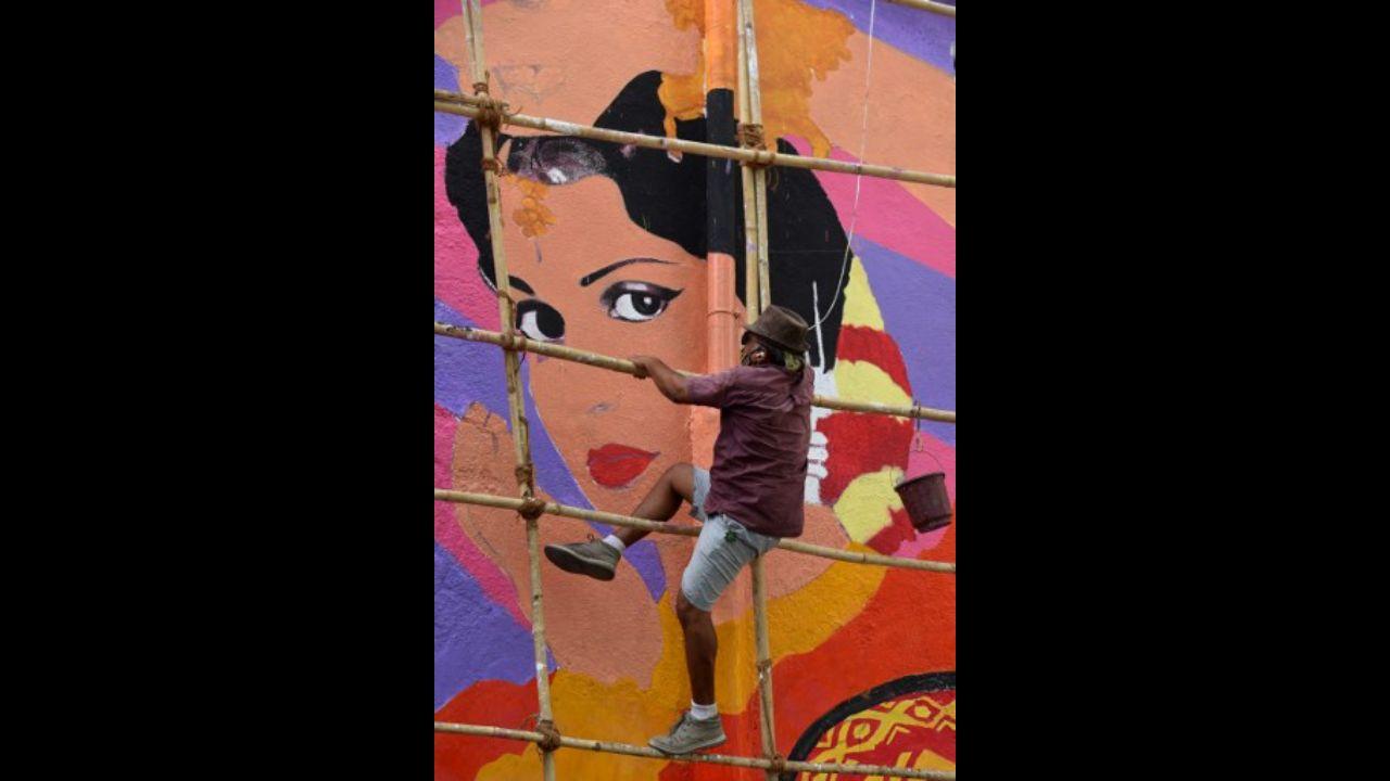 Waheeda Rehman, one of Bollywood's most expressive actresses, being painted on the wall of a residential building in Mumbai on May 14.
Photo: AFP