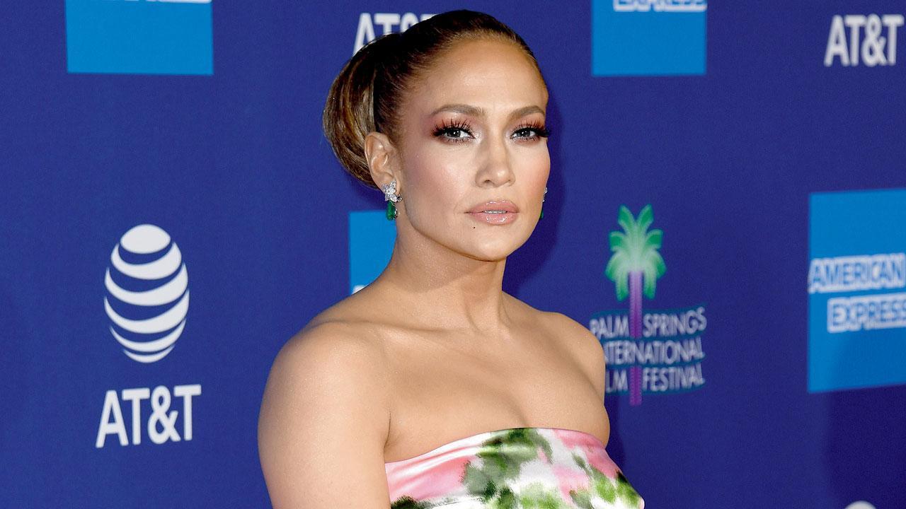 Alex Rodriguez’s rival baseball club messages Jennifer Lopez after split