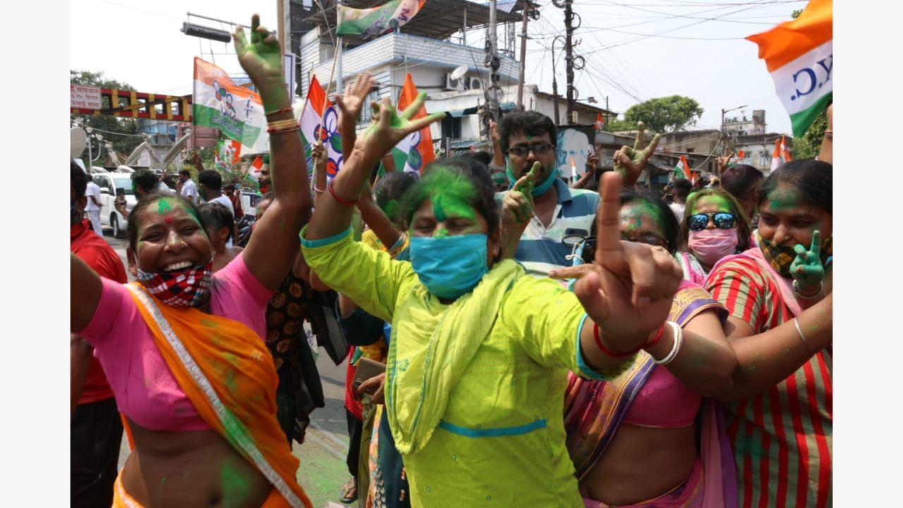 As soon as the results of the assembly elections in four states - Assam, Kerala, Tamil Nadu, West Bengal, and Union Territory of Puducherry started coming out, workers of the leading party in the respective poll-bound states were seen taking to the streets to celebrate the victory despite Election Commission ban.
In picture: TMC supporters celebrate near Mamata Banerjee's residence in Kalighat on Sunday. Photo/Pallav Paliwal