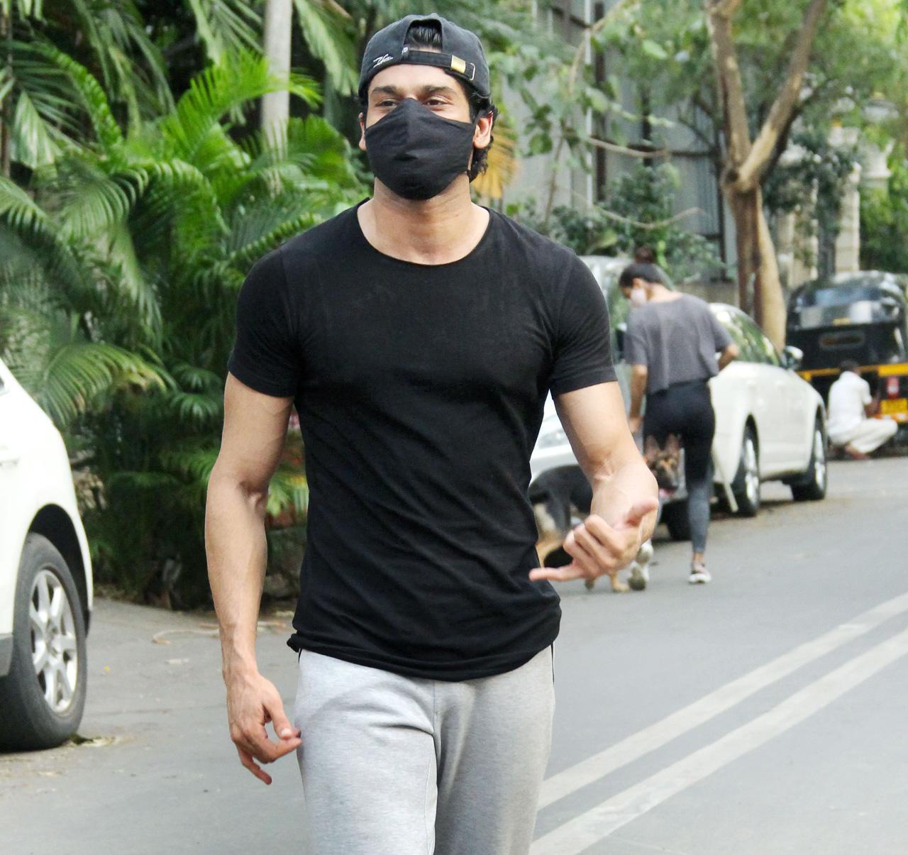 Bhagyashree`s son Abhimanyu Dassani, who made his debut with `Mard Ko Dard Nahin Hota`, was spotted near his home in Juhu. Bhagyashree`s son Abhimanyu Dassani, who made his debut with `Mard Ko Dard Nahin Hota`, was spotted near his home in Juhu.