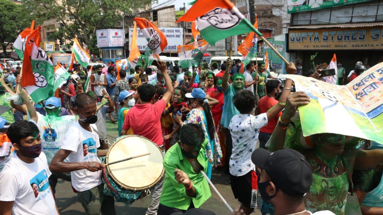 On the counting day, the Election Commission directed chief secretaries and state police chiefs to take penal action, including lodging of an FIR, against violators in all such cases under the Disaster Management Act, 2005, and other relevant laws.
In picture: Social distancing goes for a toss as TMC workers violate COVID-19 norms. Photo/Pallav Paliwal