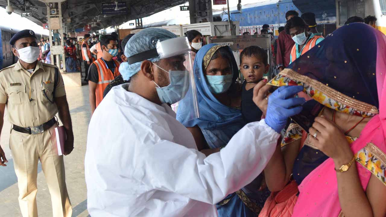 Ghunghat on: A woman chooses to keep her face covered as civic officials carry out Covid-19 tests at the Lokmanya Tilak Terminus Railway Station (LTT). Photo: Sayyed Sameer Abedi