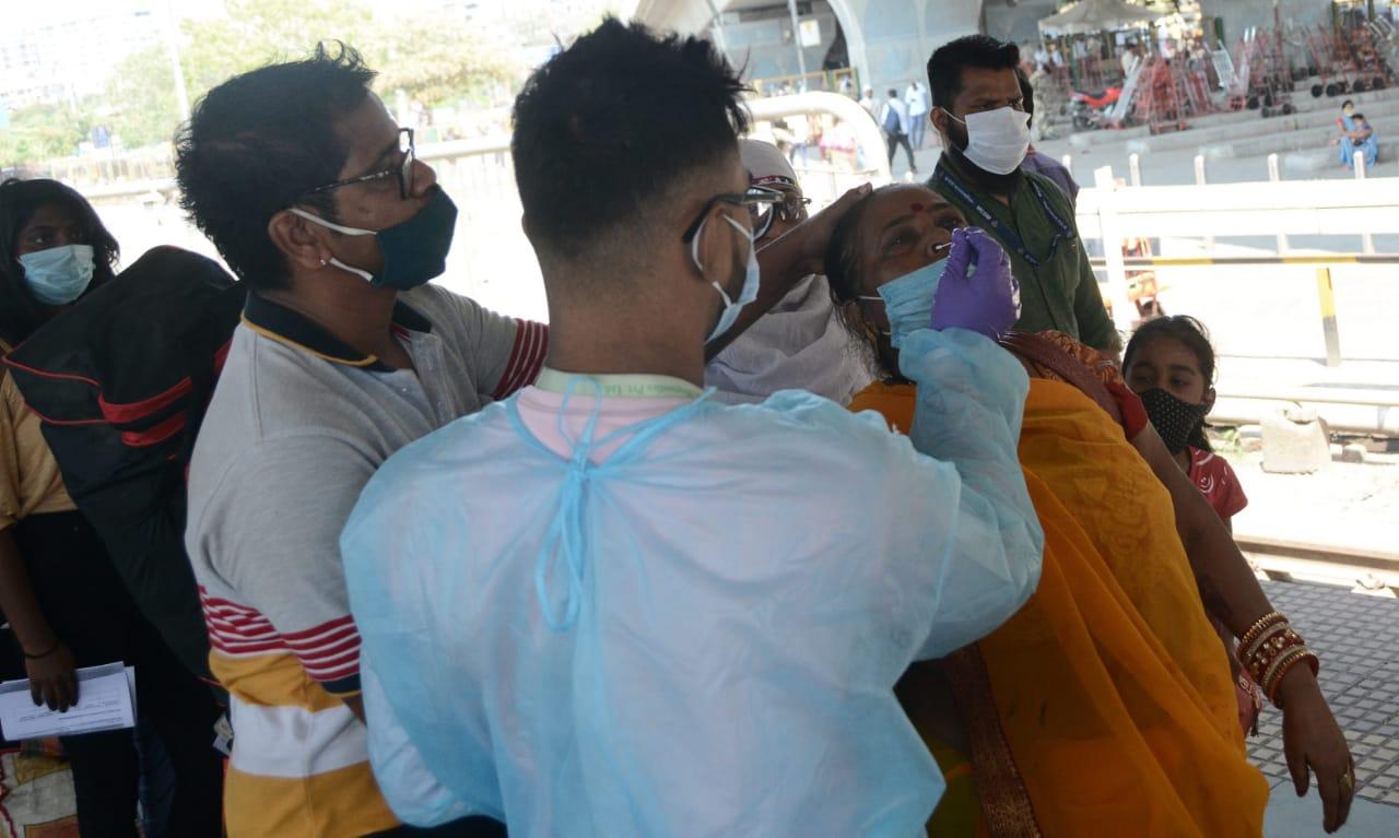 Mumbai on Tuesday reported 1,717 new coronavirus infections and 51 fatalities, thus taking its caseload to 6,79,986 and death toll to 13,942. According to BMC, there are 81 active containment zones in slums and chawls and 479 buildings have been sealed after coronavirus patients were found there.
In picture: A healthcare worker collects swab samples of passengers arriving in Mumbai from other states. Photo: Sameer Abedi
