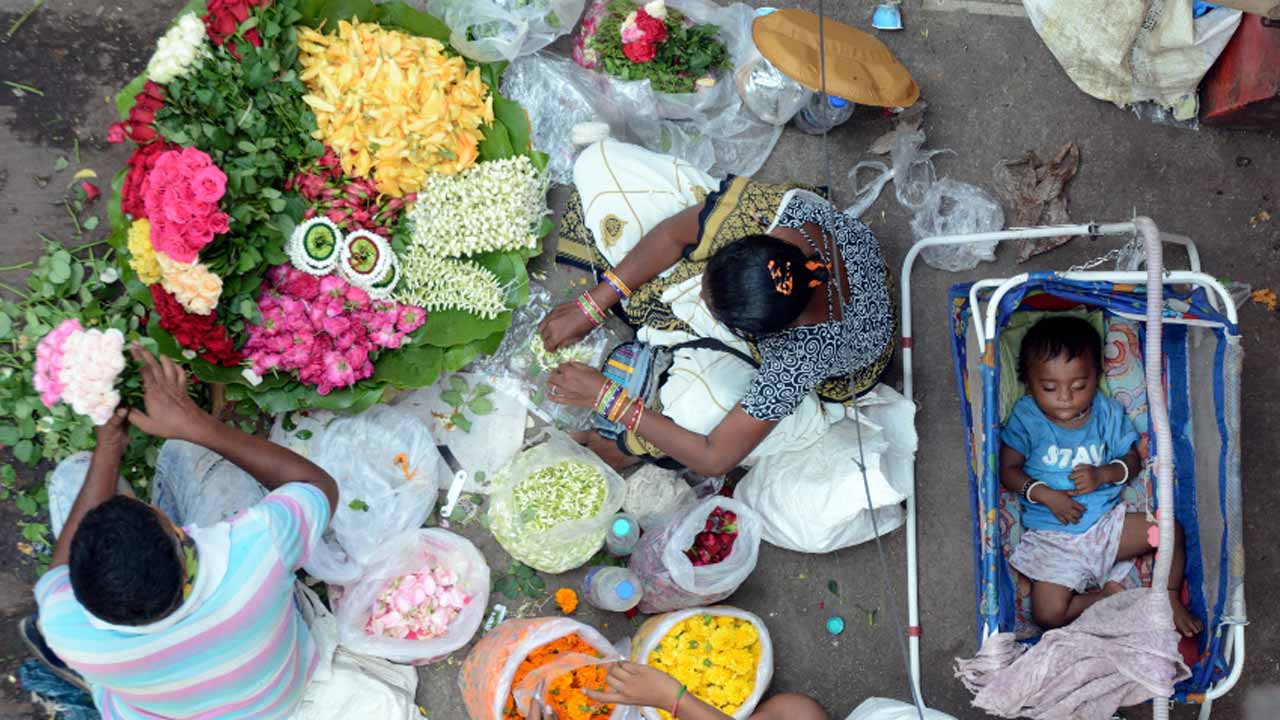 An infant sleeps peacefully besides flower-seller parents who go about their daily routine on SV Road, Borivli. Photo: Satej Shinde