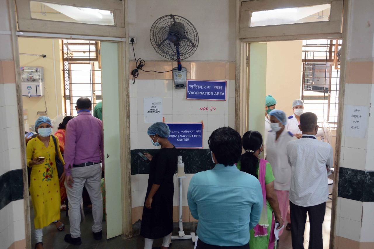 This Brihanmumbai Municipal Corporation (BMC) on Sunday, had released a list of 105 vaccination centres that would be functional on Monday but informed that these would be administering only the Covishield vaccine. On Sunday also, the BMC could not administer Covaxin to the beneficiaries due to the unavailability of the vaccine.
In picture: People stand in a queue to get vaccinated at a Covid-19 vaccination centre in Kandivli. Photo: Satej Shinde