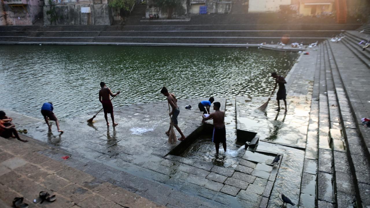 In picture: A group of youngsters clean the Banganga tank at Walkeshwar in South Mumbai, which is closed for the public due to the COVID-19 crisis. Photo: Bipin Kokate