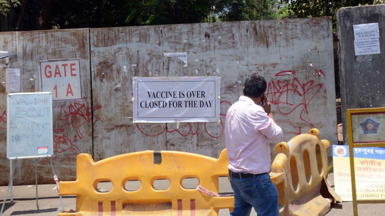 A man walks past a notice 'Vaccine is over' near Goregaon's MCGM NESCO Jumbo Covid-19 facility. Photo: Satej Shinde
