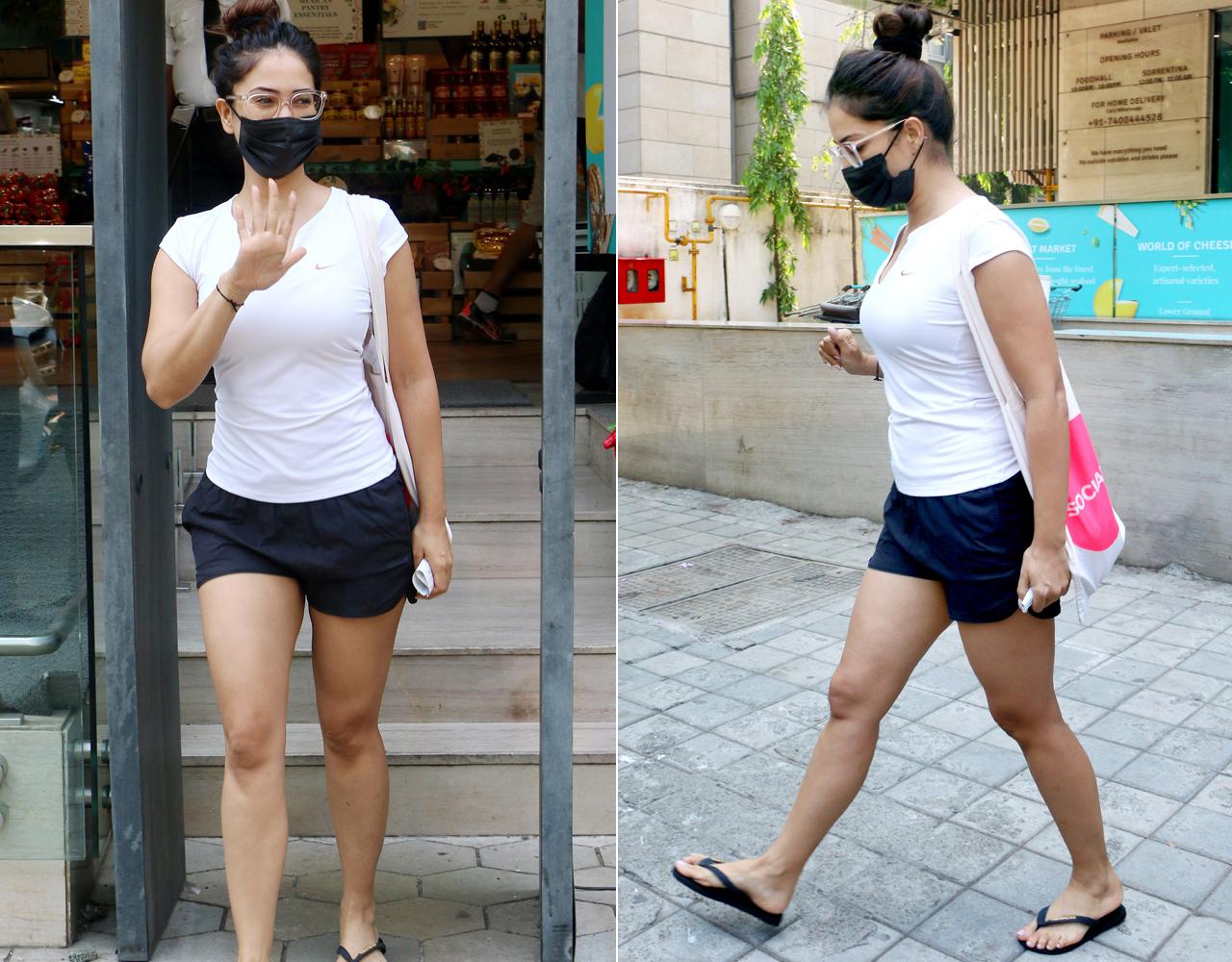Kim Sharma looked fit and fab, as she was clicked in Bandra, Mumbai. The actress opted for a white t-shirt, paired with black hot shorts, and a black mask. Kim was all smiles for the paparazzi as she exited the food hall, she visited.