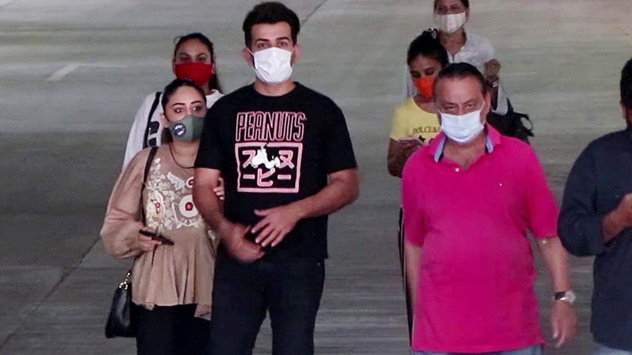 Jay Bhanushali and Mahhi Vij at a vaccination centre in Dadar