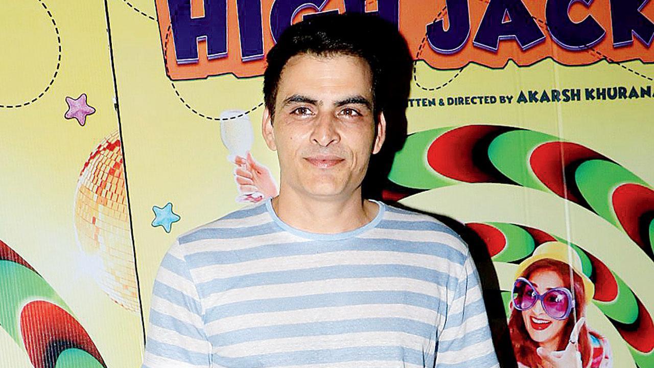 Selfie le le re! Manav Kaul finds a way to beat boredom
