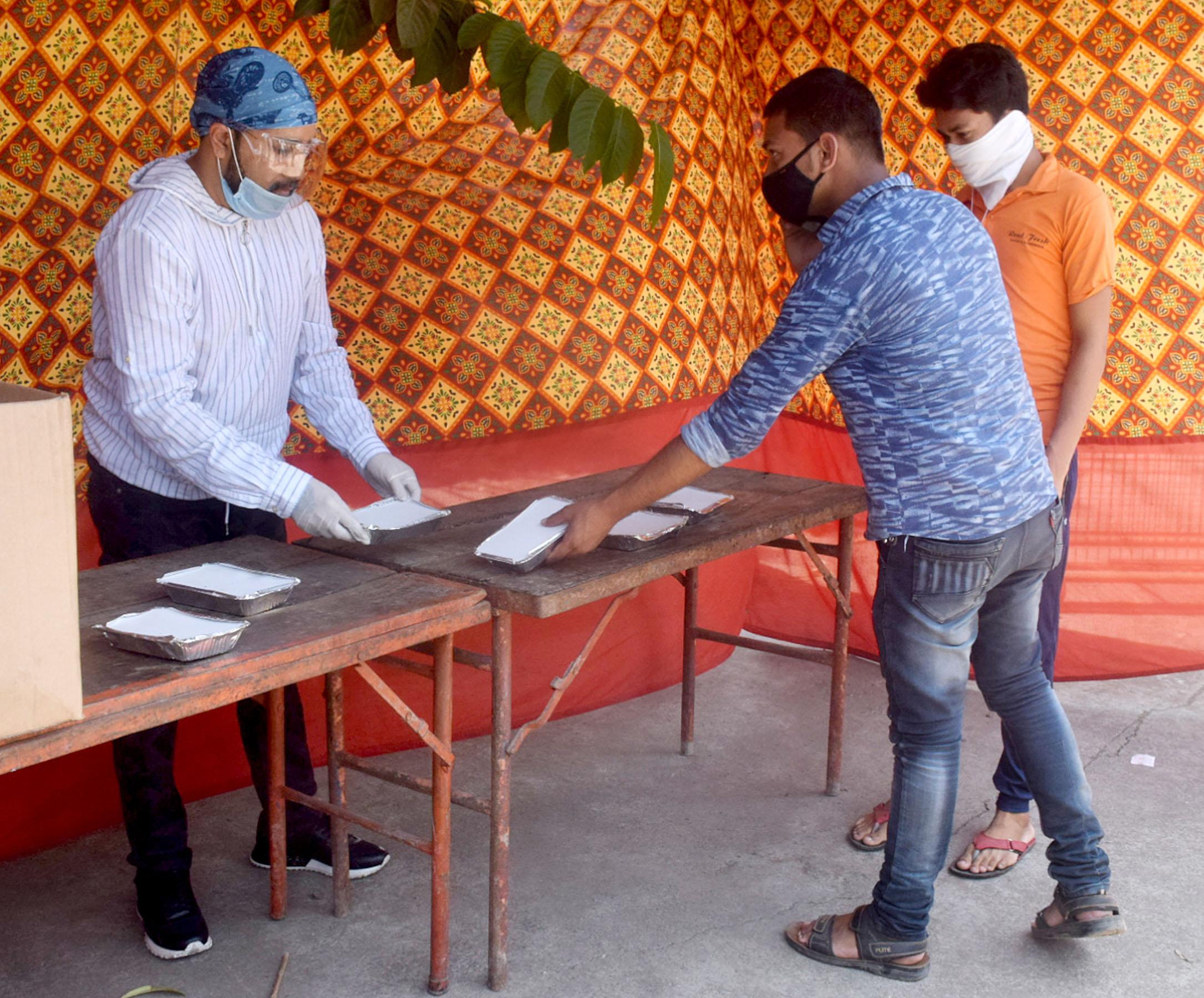 Mika Singh's free 'langar sewa' will feed approximately 1000 people daily.