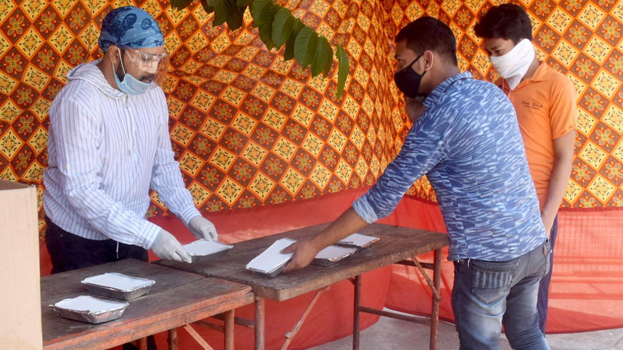 Mika Singh distributes food packets in Andheri