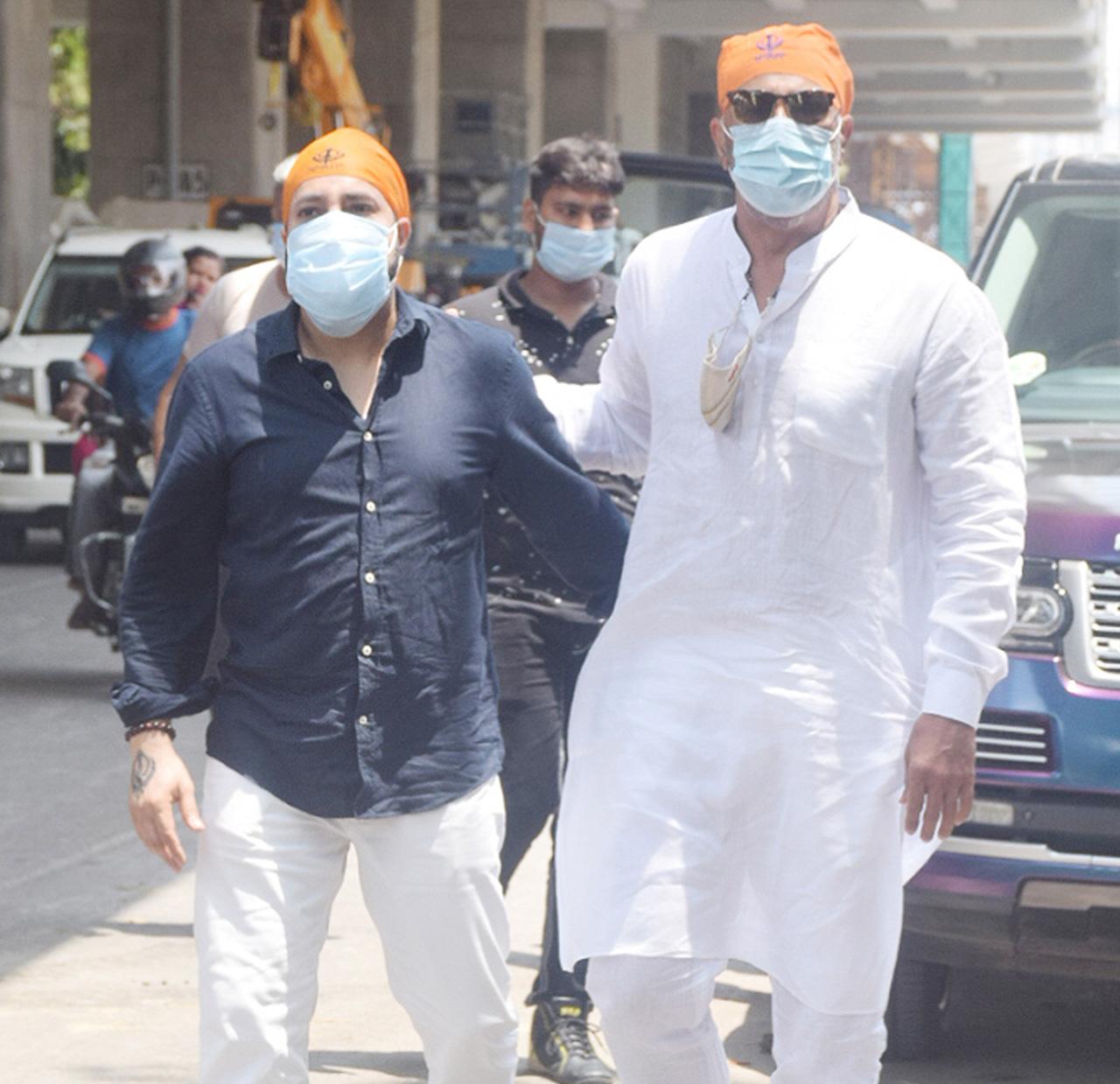 On Sunday, Vindu Dara Singh and singer Bhoomi Trivedi also distributed food along with Mika Singh and his team. The singer's free 'langar sewa' will feed approximately 1000 people daily. Last year, Mika had distributed free food in Delhi as well.