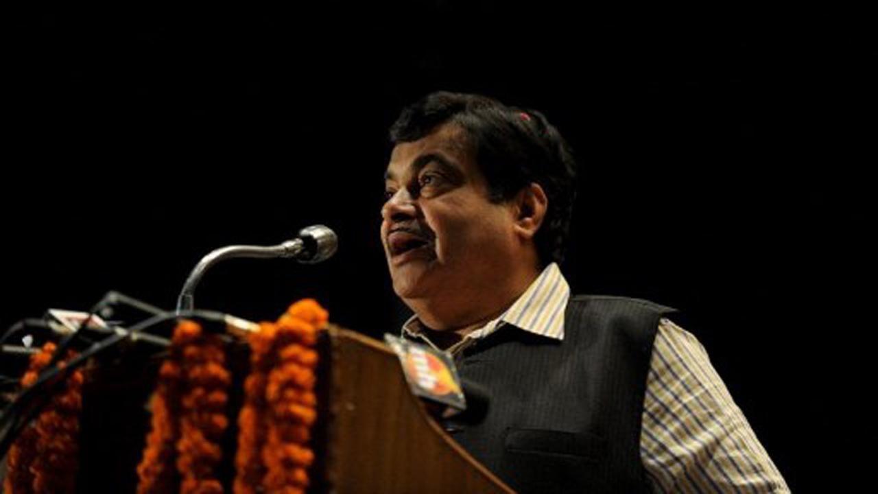 Maharashtra: Congress minister Ashok Chavan praises Gadkari, says he is 'right man in wrong party'