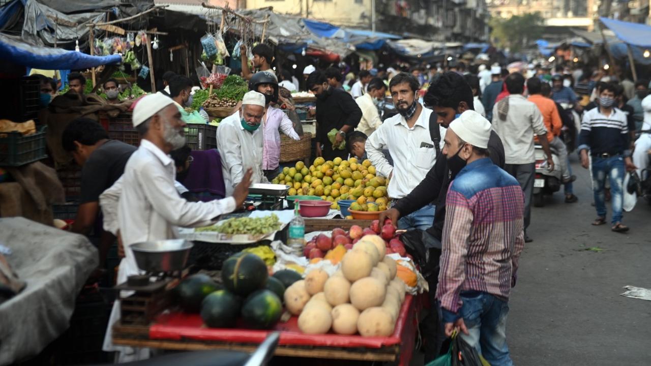 Maharashtra: Civic council worker seizes vegetables sold by his mother