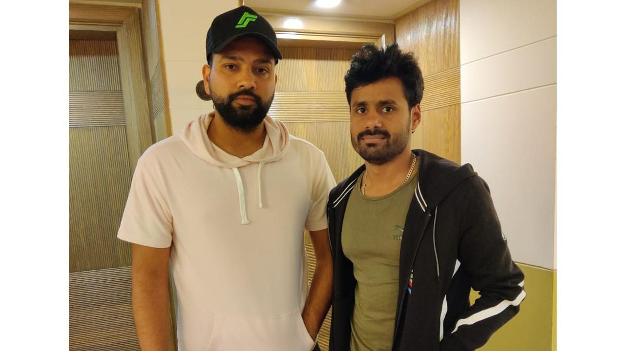 Rakesh Kumar Yadav providing free cricket training to underprivileged students